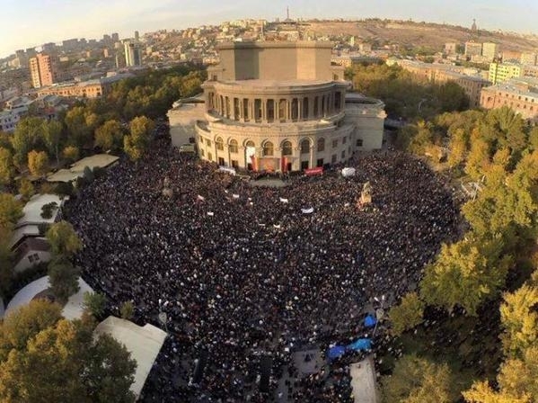 Из-за протестов в Армении Кремль начинает охватывать паранойя, - Bloomberg