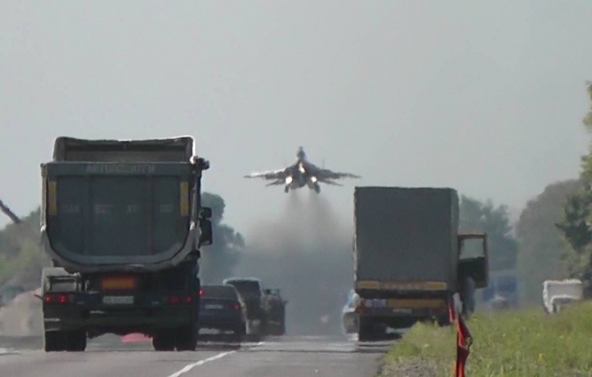 Украинские МиГ-29 взлетели и приземлились на трассе Киев-Чоп в рамках учений