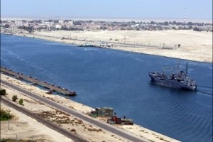Доходи Суецького каналу впали майже вдвічі через атаки хуситів – Bloomberg