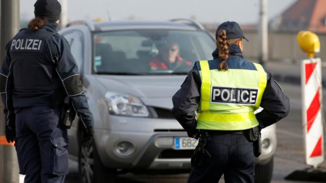 Франция и Германия требуют восстановить паспортный контроль между странами Шенгена, - Times