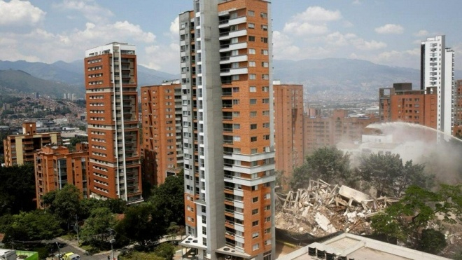 В Колумбии взорвали дом Пабло Эскобара, зрителям для удобства принесли стулья