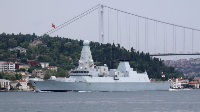 В Британии показали видео, как корабли и самолеты РФ преследовали эсминец возле Севастополя