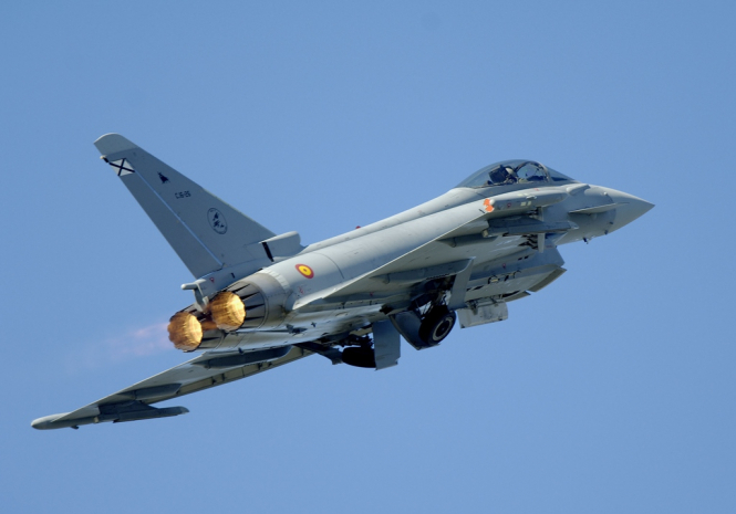 Истребитель испанских ВВС по ошибке выстрелил боевой ракетой в небе над Эстонией