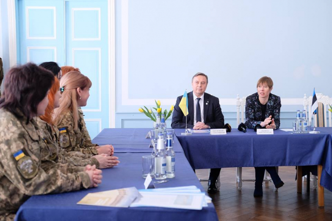 Президент Эстонии встретилась с украинскими женщинами-военнослужащими