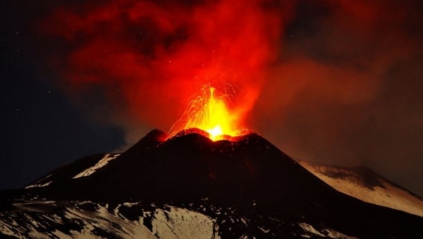 В Италии проснулся самый высокий в Европе вулкан - ВИДЕО