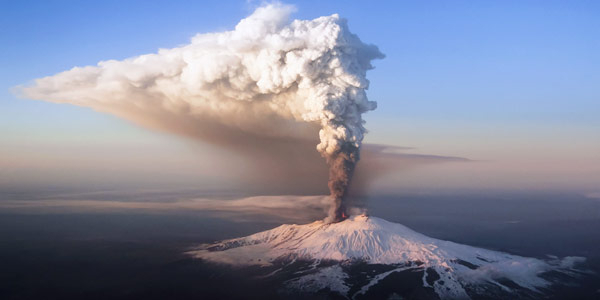 На Сицилії прокинувся вулкан Етна, стовп попелу - понад 5 кілометрів