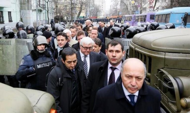 Встреча Януковича с министрами закончилась: они вышли мрачные и поехали без комментариев