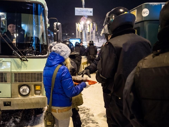 На Майдані мітингувальники зігрівають військових
