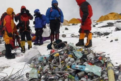 Доступ для туристів на Еверест частково закрили через сміття

