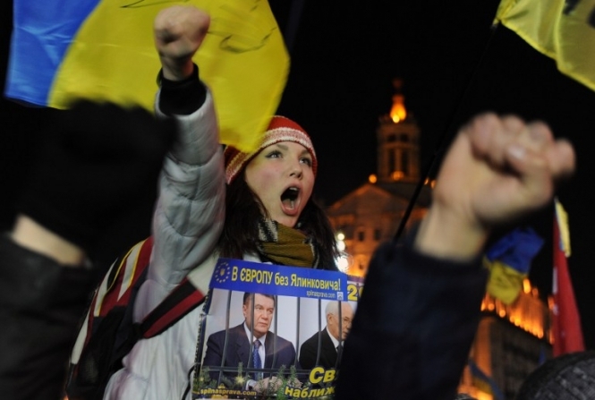 Євромайдан забарикадував Хрещатик. Адміністрація Януковича обнесена колючим дротом