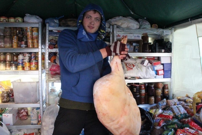 Добродійники передали на Майдан цілу свиню