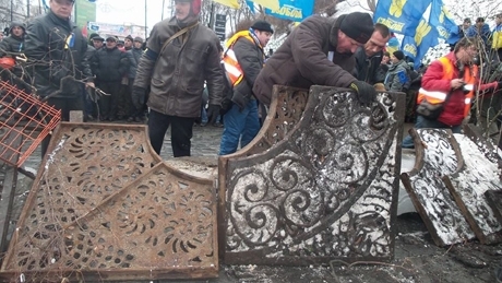 Евромайдан забаррикадировал Администрацию Януковича урнами для мусора 