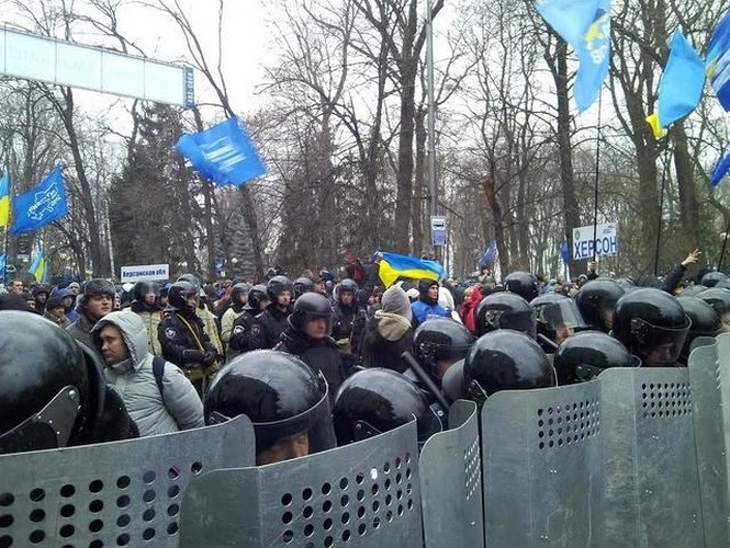 Колонна Евромайдана заблокировала митинг Партии регионов 