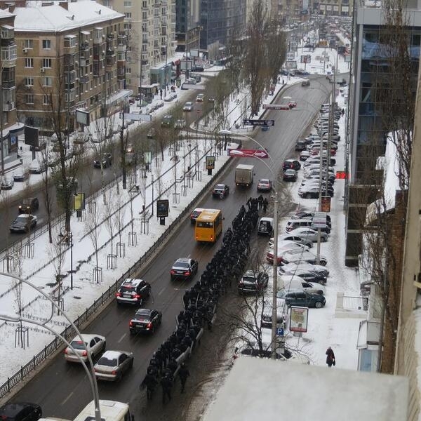 Силовики з водометами оточили Євромайдан. На площу підігнали карети швидкої