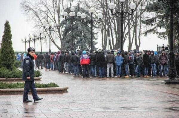 Тітушки намагаються "змішатися" з учасниками Євромайдану