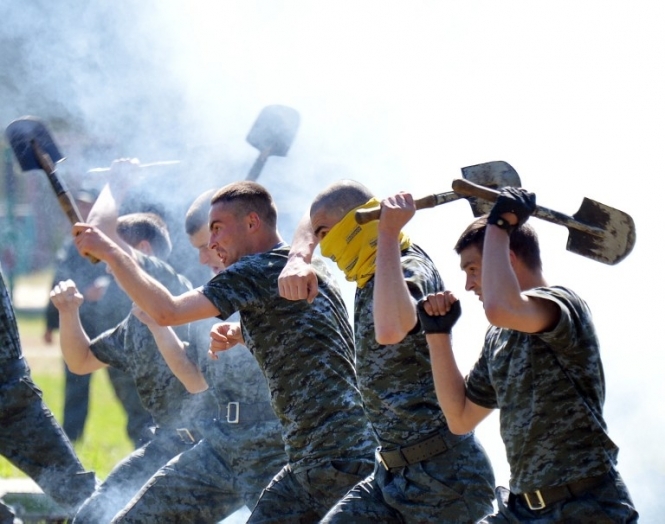 Лопати, кулемети й автомати: вже другий батальйон Нацгвардії проходить бойову підготовку