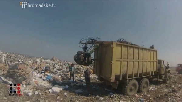 Полиция не пустила в Глухов грузовики со львовским мусором