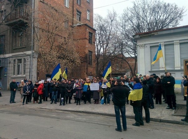 Под посольствами РФ проходят митинги в поддержку Савченко