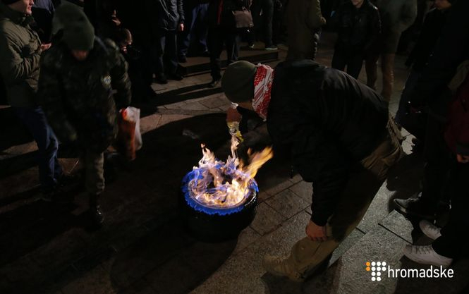 Учасники акції до річниці Євромайдану показово запалили шини у центрі Києва