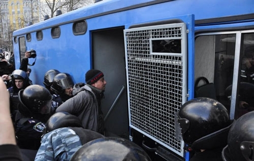 У Гостинному дворі бійня: затримали 39 активістів (фото)