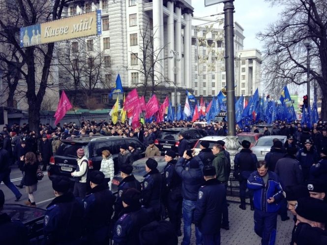 Опозиція зібрала мітинг за вибори в Києві: беркутівці оточили Раду (фото, відео)