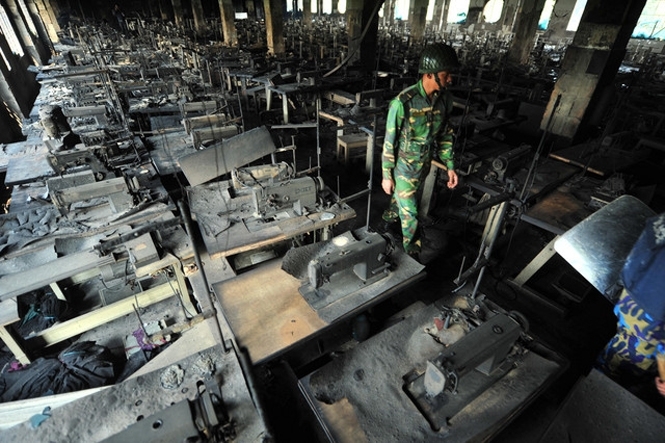 Понад сто людей згоріли на швейній фабриці в Бангладеші