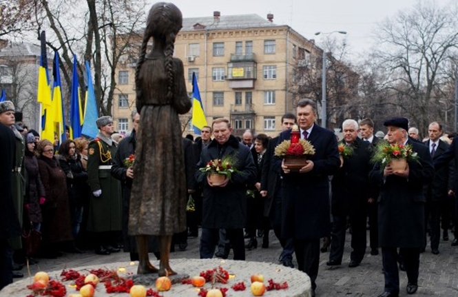 Янукович вшанував жертв Голодомору по-своєму, "Укрзалізниця" хоче повертати лише 10% вартості квитка, у Львові головою облради став помічник Тягнибока