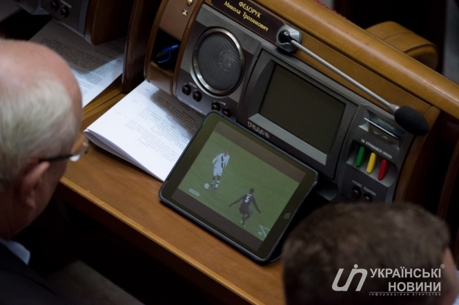 Депутат Федорук во время заседания Рады просматривал футбольный матч