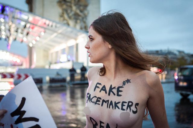 Активістка Femen роздяглася біля Єлисейського палацу