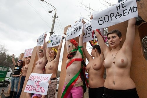 Дівчата з Femen роздягаються за 40 тисяч гривень