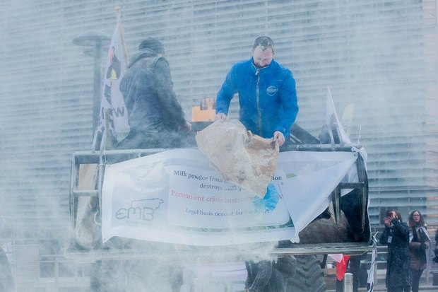 Фермеры забросали штаб-квартиру ЕС сухим молоком