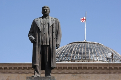Ламати - не будувати: у Грузії демонтують нещодавно встановлений памятник Сталіну