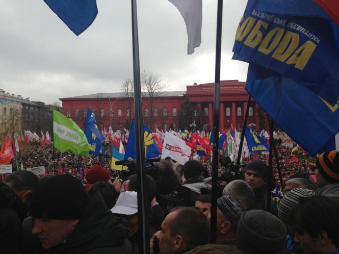 На мітинг у Києві прийшли близько 5 тисяч людей. Усі чекають Луценка
