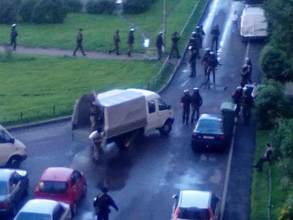 В Петербурге задерживают террористов в жилом доме
