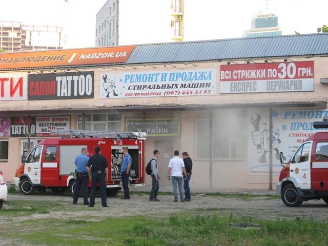 В Киеве подожгли волонтерский пункт по сбору помощи украинским бойцам, - фото