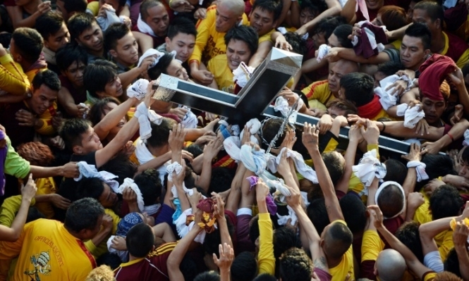 Католики Филиппин попросили исцеления у Черного Назарянина