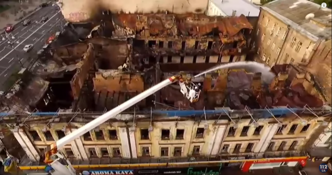 Пожежа на Хрещатику: рятувальники поливають дерев'яні конструкції, щоб уникнути нових займань