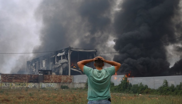 Пожар в пригороде Афин вышла из-под контроля, эвакуировали тысячи жителей