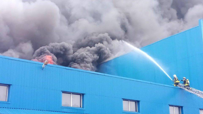 У Києві сталася масштабна пожежа у складській будівлі