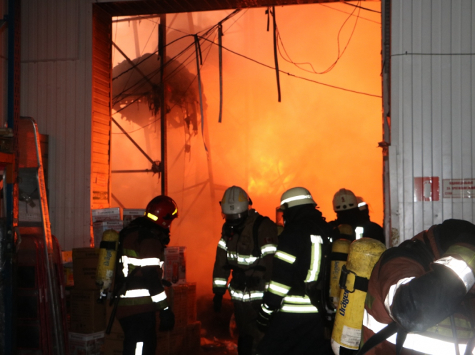 Пожар на складах в Киеве: есть угроза обрушения конструкций