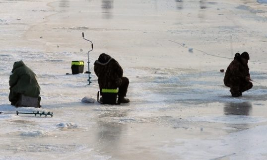 Около 30 рыбаков унесло на льдине, что откололась