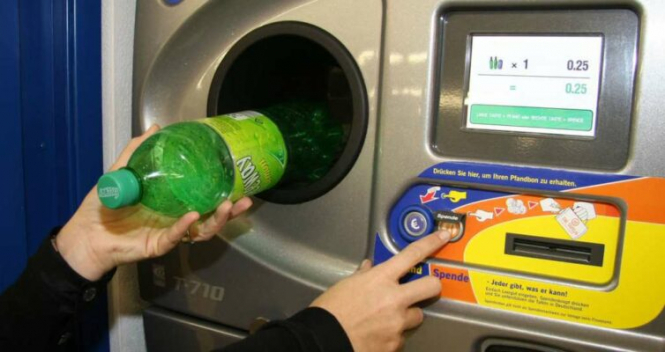 В общественных местах хотят установить автоматы для сбора пластиковых бутылок