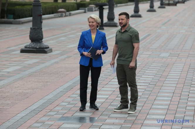 Президентка Єврокомісії Урсула Фон дер Ляєн прибула до Києва та отримала табличку на Алеї сміливості
