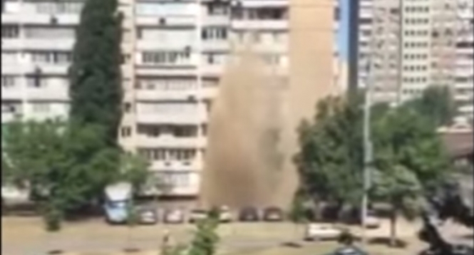 В Киеве из-за прорыва трубы образовался 25-метровый 