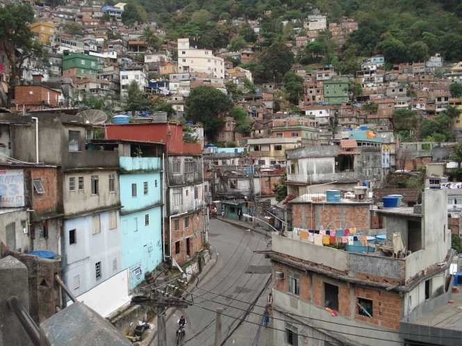 В Бразилии над фавелой сбили полицейский вертолет