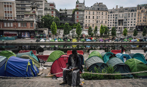Во Франции предлагают налоговые льготы в € 1500 за прием беженцев