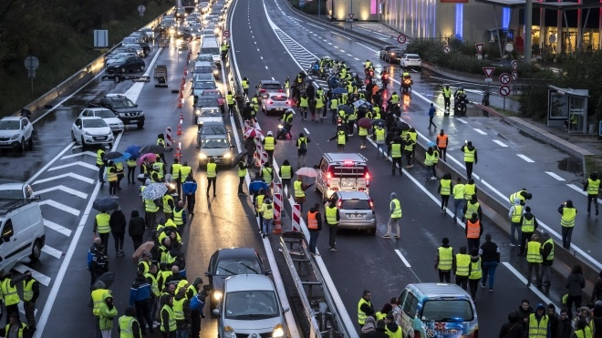 Протести у Франції: група демонстрантів напала на поліцейський патруль