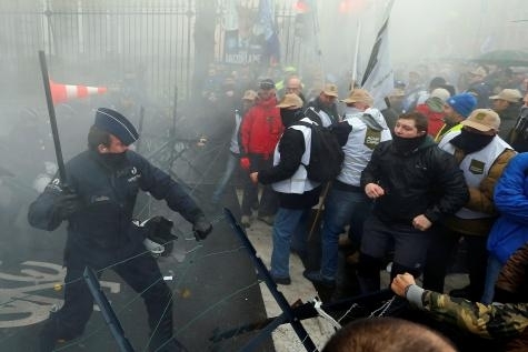 В Бельгии на акциях протеста против военных применили водометы, - ФОТО