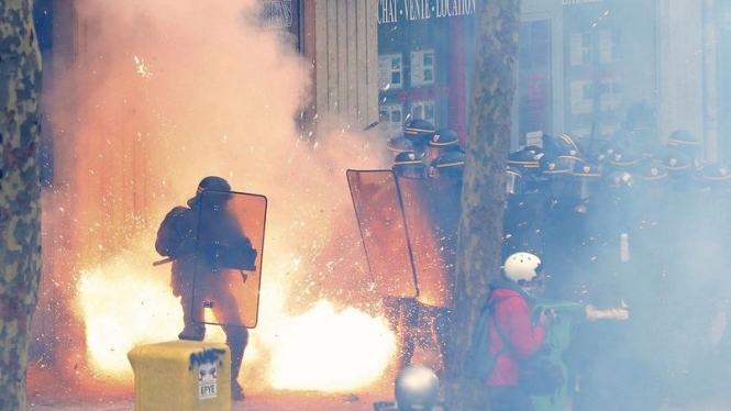 Масштабные протесты во Франции: ранено 24 полицейских, - ВИДЕО
