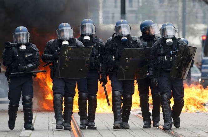 Во Франции бастуют полицейские